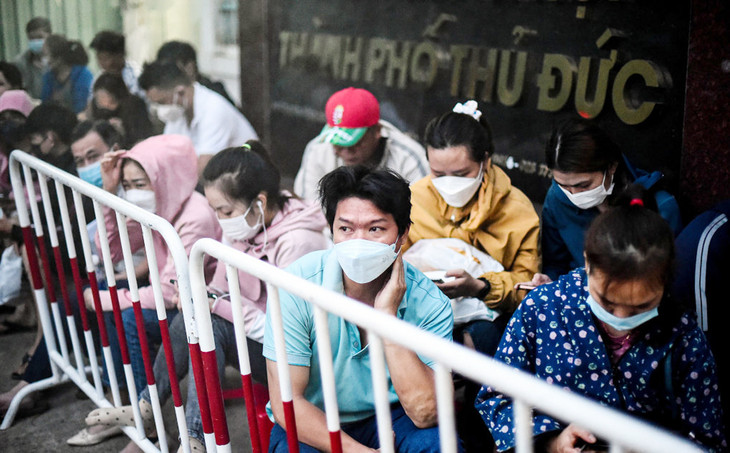 Lao động ngồi đợi làm hồ sơ rút bảo hiểm xã hội một lần tại Bảo hiểm xã hội TP. Thủ Đức (TP.HCM)