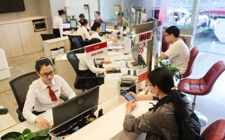 Người dân mua vàng ở Ngân hàng Nông nghiệp và phát triển nông thôn, TP.HCM Người dân mua vàng ở Ngân hàng Nông nghiệp và phát triển nông thôn, TP.HCM