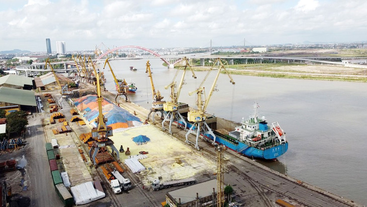 Cảng Hoàng Diệu, nằm bên bờ sông Cấm, là cảng biển lâu đời nhất TP. Hải Phòng Cảng Hoàng Diệu, nằm bên bờ sông Cấm, là cảng biển lâu đời nhất TP. Hải Phòng