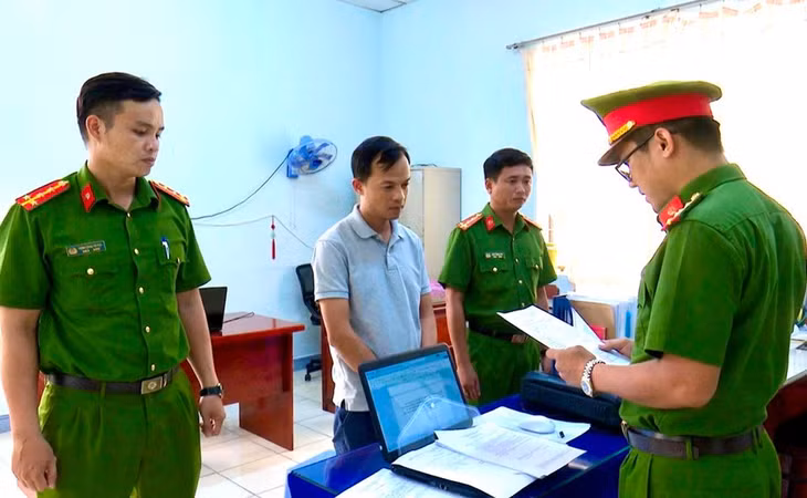 Cơ quan Cảnh sát điều tra Công an tỉnh Bạc Liêu tống đạt quyết định khởi tố, bắt bị tạm giam bị can Đỗ Mạnh