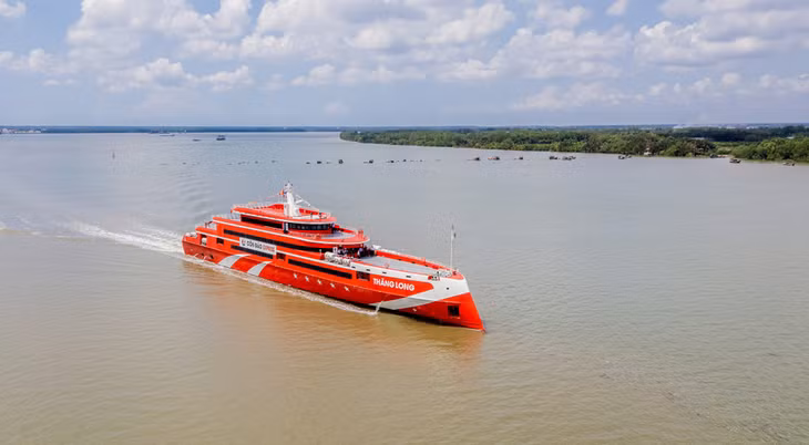 Tàu thủy cao tốc chở khách từ TP.HCM đi Côn Đảo