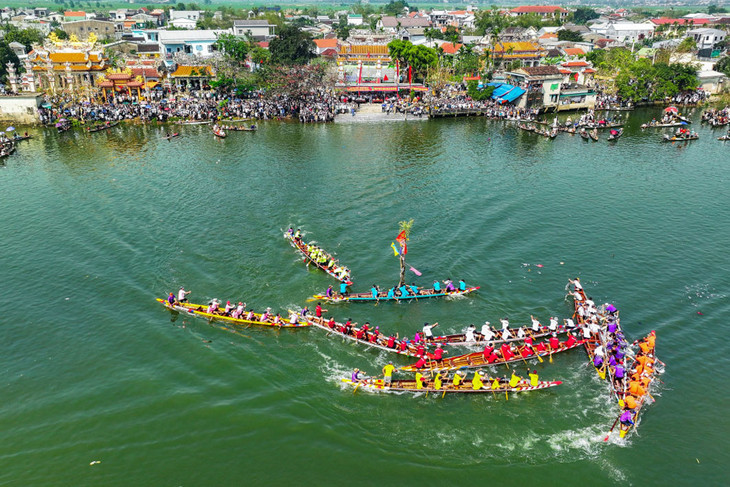 Du khách đổ về xem giải đua thuyền sông Hương ở thành phố Huế