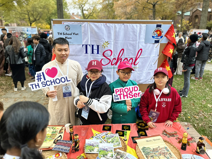 “Góc Việt Nam” do nhóm học sinh TH School trưng bày tại Đại học Yale thu hút sự quan tâm và yêu thích từ bạn bè quốc tế
