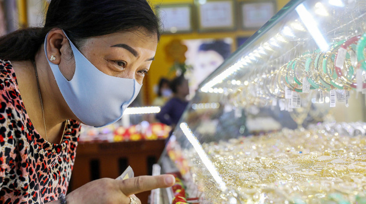 Người dân mua vàng trang sức tại tiệm vàng ở quận Bình Thạnh, TP.HCM