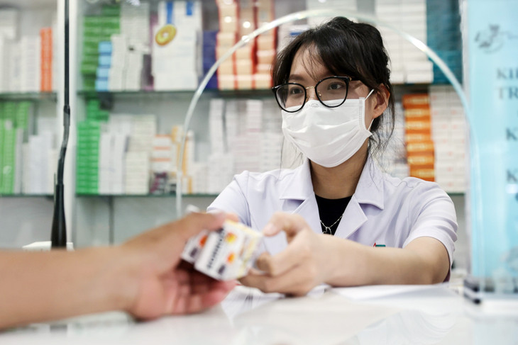 Nhân viên y tế tại nhà thuốc Bệnh viện Quân y 175, quận Gò Vấp phát thuốc cho bệnh nhân