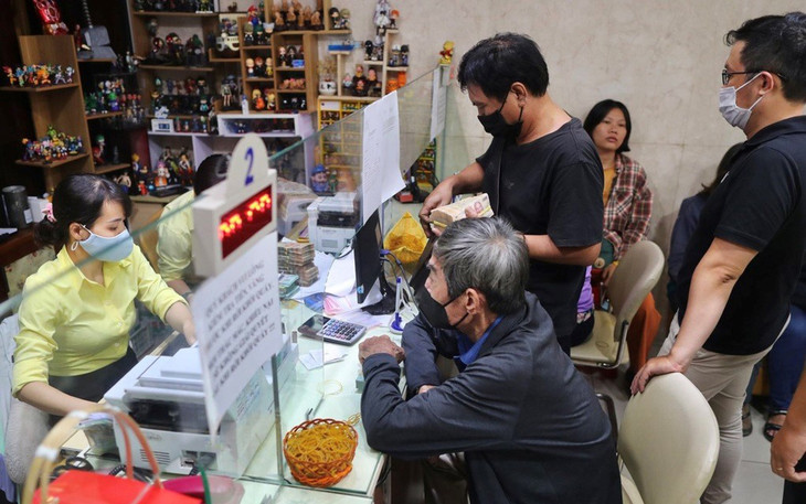 Số đơn vị đủ điều kiện kinh doanh mua, bán vàng miếng hiện nay là 38, gồm 22 ngân hàng, 16 doanh nghiệp