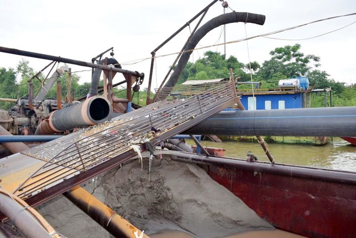 Phương tiện khai thác cát trái phép bị các cơ quan chức năng tạm giữ. Phương tiện khai thác cát trái phép bị các cơ quan chức năng tạm giữ.