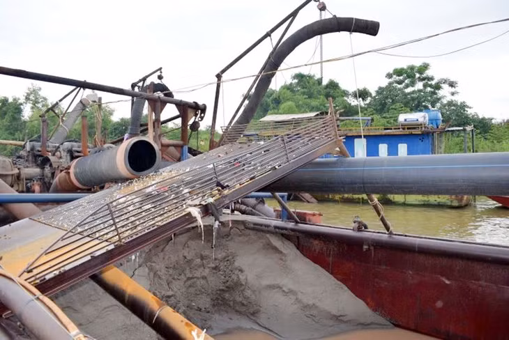 Phương tiện khai thác cát trái phép bị các cơ quan chức năng tạm giữ.