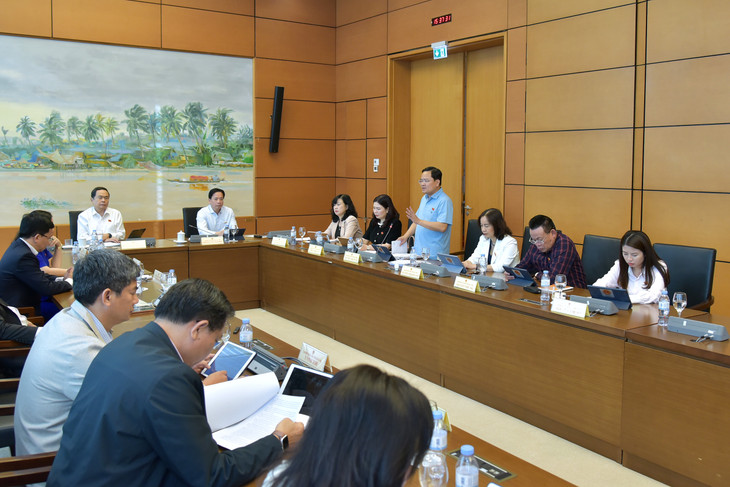 Các đại biểu Quốc hội thảo luận tại Tổ, chiều 29/10/2024