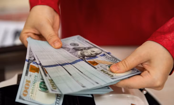 Giá USD ngân hàng ngày 22/10 lên kịch trần 24.452 đồng