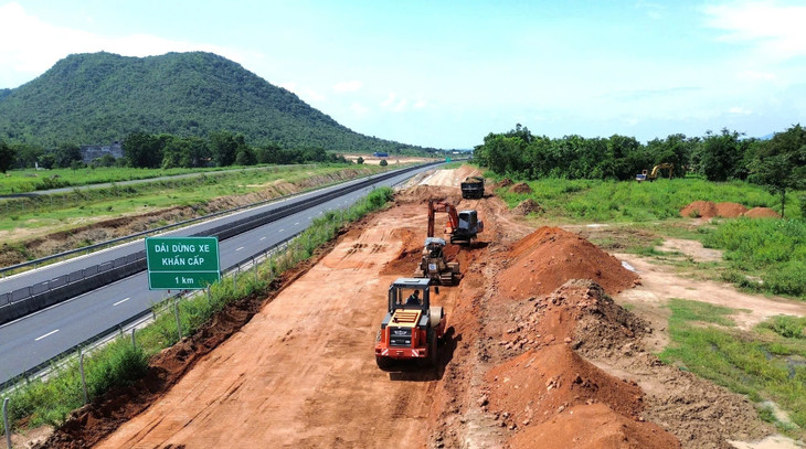 Thi công đường gom dân sinh cao tốc Bắc - Nam qua huyện Hàm Thuận Bắc, tỉnh Bình Thuận Thi công đường gom dân sinh cao tốc Bắc - Nam qua huyện Hàm Thuận Bắc, tỉnh Bình Thuận