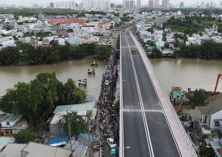 Cầu sắt 50 tuổi đang xuống cấp nằm liền kề cầu Long Kiểng mới Cầu sắt 50 tuổi đang xuống cấp nằm liền kề cầu Long Kiểng mới