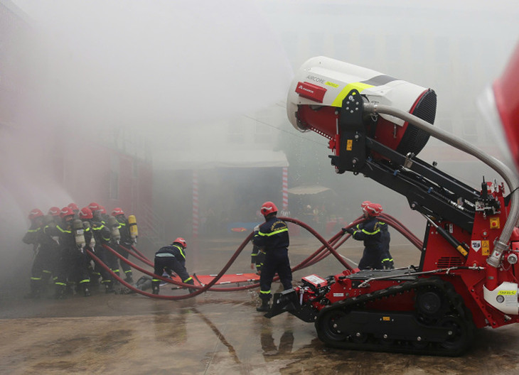 Tổ đặc biệt tinh nhuệ phối hợp robot diễn tập sự cố cháy nổ Tổ đặc biệt tinh nhuệ phối hợp robot diễn tập sự cố cháy nổ