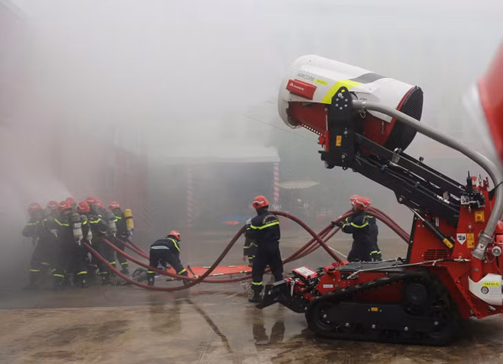 Tổ đặc biệt tinh nhuệ phối hợp robot diễn tập sự cố cháy nổ