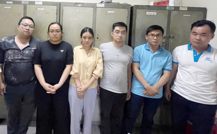 Duy (bìa trái) cầm đầu đường dây sản xuất, mua bán giấy tờ giả