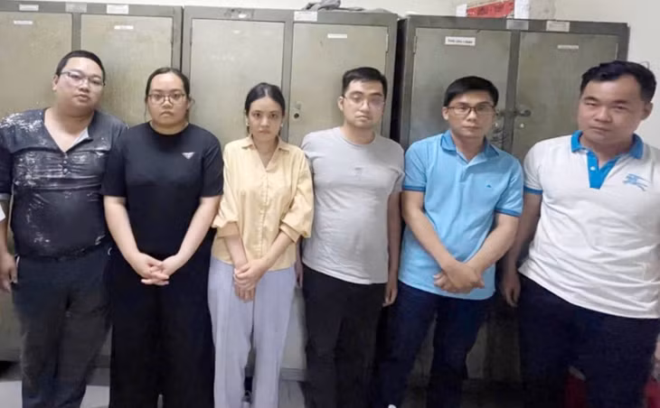 Duy (bìa trái) cầm đầu đường dây sản xuất, mua bán giấy tờ giả