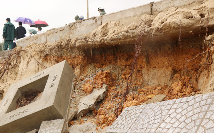 Sóng biển gây sạt lở tạo nên các hàm ếch