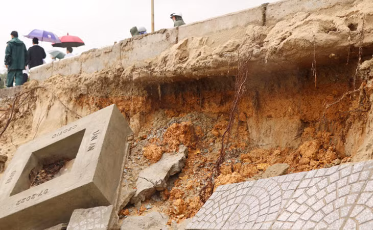 Sóng biển gây sạt lở tạo nên các hàm ếch