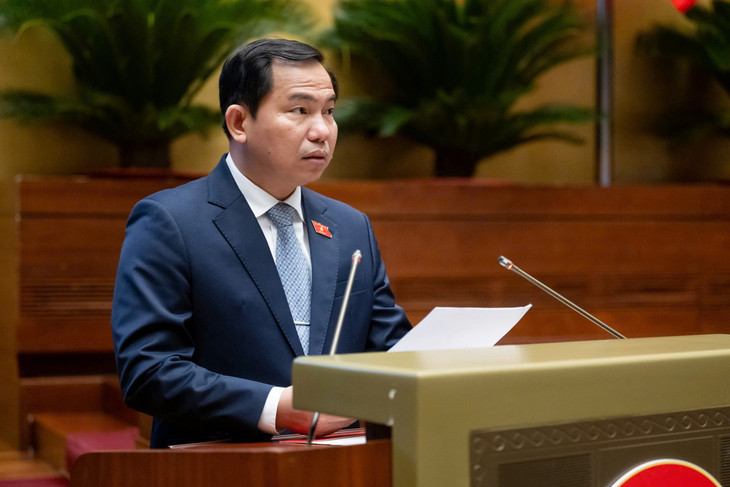 Chủ nhiệm Ủy ban Tài chính - Ngân sách Lê Quang Mạnh trình bày Báo cáo thẩm tra Dự án Luật Đầu tư công (sửa đổi)