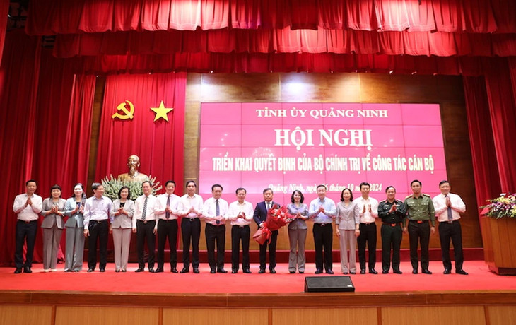 Tập thể lãnh đạo tỉnh Quảng Ninh chúc mừng ông Vũ Đại Thắng