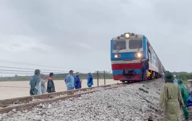 Tàu hàng đi kiểm tra đoạn đường sắt bị xói lở Tàu hàng đi kiểm tra đoạn đường sắt bị xói lở