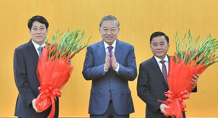 Tổng Bí thư Tô Lâm tặng hoa chúc mừng ông Lương Cường và ông Trần Cẩm Tú. Tổng Bí thư Tô Lâm tặng hoa chúc mừng ông Lương Cường và ông Trần Cẩm Tú.