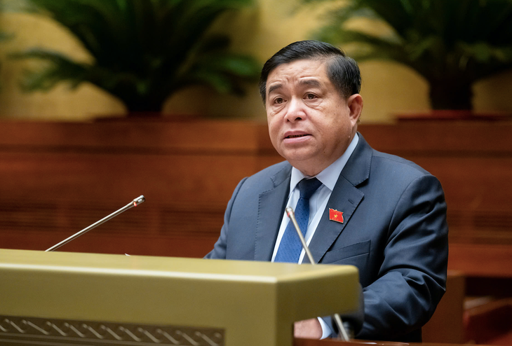 Bộ trưởng Bộ Kế hoạch và Đầu tư Nguyễn Chí Dũng trình bày Tờ trình về Dự án Luật Đầu tư công (sửa đổi)