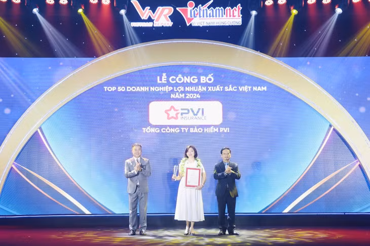 Bà Nguyễn Vũ Tâm – Phó Tổng Giám đốc Bảo hiểm PVI đại diện nhận giải thưởng Top 50 Doanh nghiệp lợi nhuận xuất sắc Việt Nam