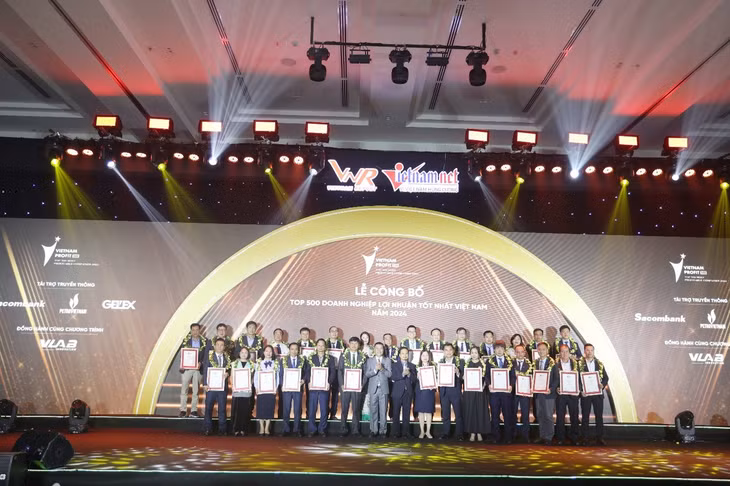 Bà Nguyễn Vũ Tâm – Phó Tổng Giám đốc Bảo hiểm PVI đại diện nhận giải thưởng và chụp ảnh cùng Top 500 Doanh nghiệp lợi nhuận tốt nhất Việt Nam năm 2024