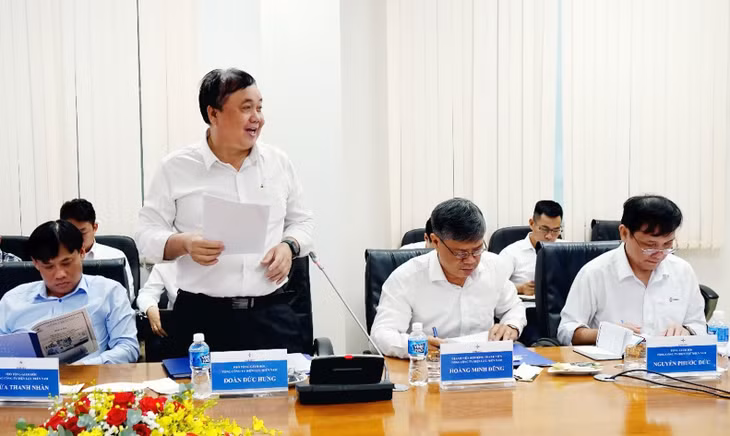 Phó Tổng giám đốc EVNSPC Đoàn Đức Hưng báo cáo vướng mắc các dự án điện tại buổi làm việc