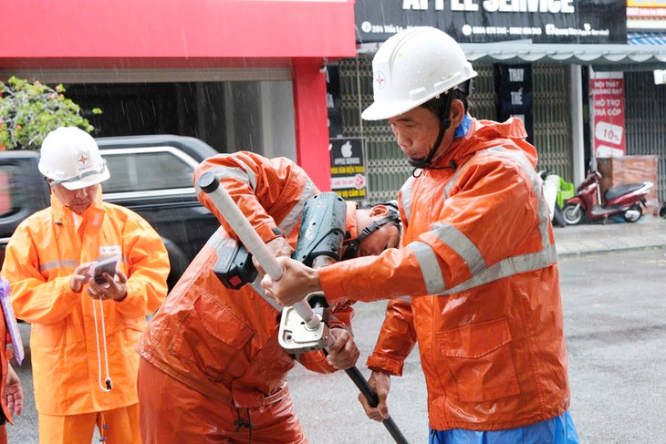 Công nhân PC Quảng Nam xử lý sự cố sau ảnh hưởng của bão số 6