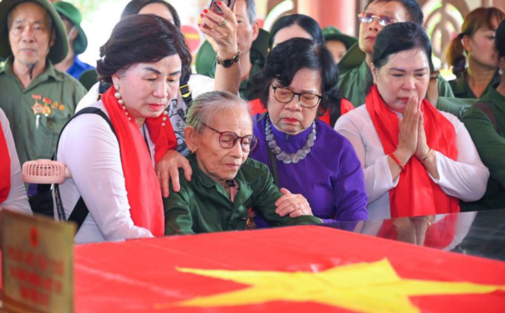 Đồng đội thăm nơi an nghỉ của 13 nữ thanh niên xung phong hy sinh tại Truông Bồn, Nghệ An Đồng đội thăm nơi an nghỉ của 13 nữ thanh niên xung phong hy sinh tại Truông Bồn, Nghệ An