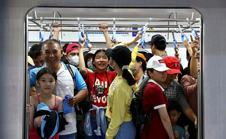 Khách đi tàu điện Bến Thành - Suối Tiên Khách đi tàu điện Bến Thành - Suối Tiên