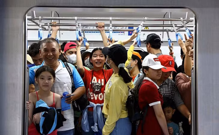 Khách đi tàu điện Bến Thành - Suối Tiên