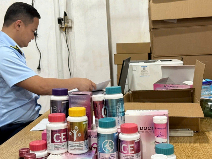 Lực lượng chức năng kiểm đếm sản phẩm vi phạm Lực lượng chức năng kiểm đếm sản phẩm vi phạm