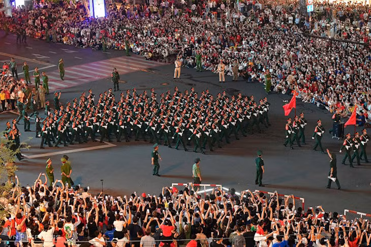 Đoàn diễu binh ở trung tâm TP.HCM trong buổi sơ duyệt