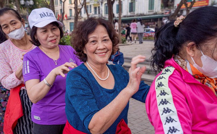 Người cao tuổi Hà Nội tập thể dục bên Hồ Gươm Người cao tuổi Hà Nội tập thể dục bên Hồ Gươm