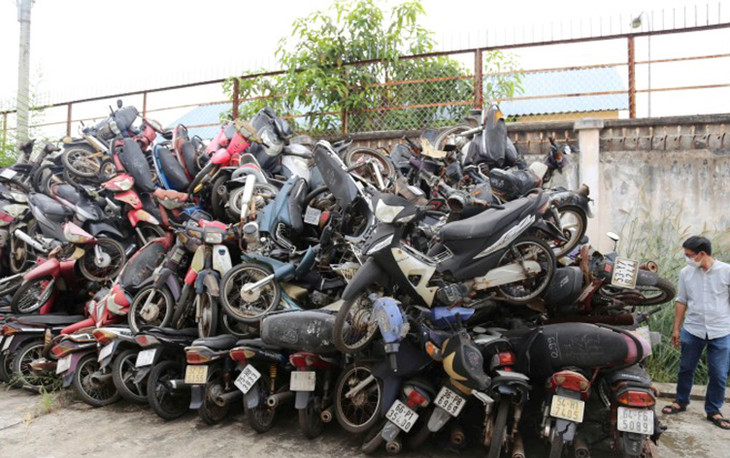 Xe tang vật vi phạm hư hỏng được xếp chồng chất tại bãi tạm giữ của Công an TP.HCM