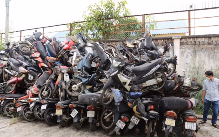 Xe tang vật vi phạm hư hỏng được xếp chồng chất tại bãi tạm giữ của Công an TP.HCM