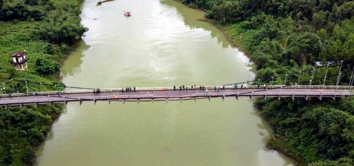 Cầu treo Bình Thành bắc qua sông Hữu Trạch Cầu treo Bình Thành bắc qua sông Hữu Trạch