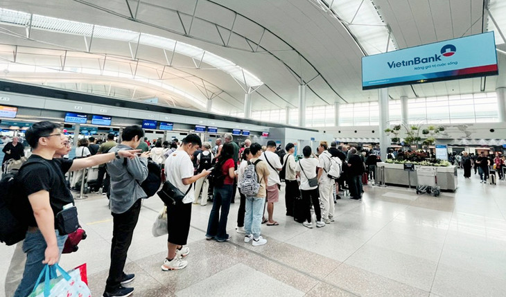 Người dân, du khách xếp hàng chờ làm thủ tục xuất cảnh tại sân bay Tân Sơn Nhất