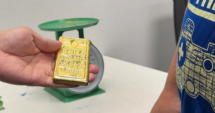 Hải quan Cửa khẩu sân bay Quốc tế Nội Bài phát hiện 1 người nước ngoài mang miếng kim loại hình chữ nhật, màu vàng, khối lượng khoảng 1kg, không khai báo hải quan khi nhập cảnh vào Việt Nam