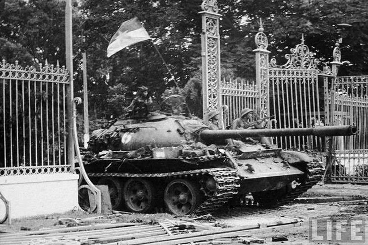 Xe tăng T-59 mang số hiệu "390" húc đổ cổng chính Dinh Độc Lập, kết thúc vẻ vang cuộc kháng chiến chống Mỹ, cứu nước. Ảnh: Life Xe tăng T-59 mang số hiệu "390" húc đổ cổng chính Dinh Độc Lập, kết thúc vẻ vang cuộc kháng chiến chống Mỹ, cứu nước. Ảnh: Life