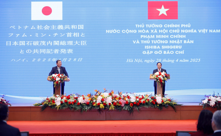 Thủ tướng Phạm Minh Chính và Thủ tướng Nhật Bản Ishiba Shigeru gặp gỡ báo chí chung và thông báo những kết quả chính trong hội đàm - Ảnh: VGP