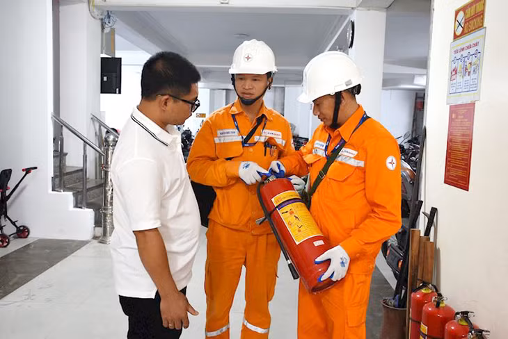 EVNHANOI tư vấn các thông tin sử dụng điện an toàn để phòng, chống cháy nổ.