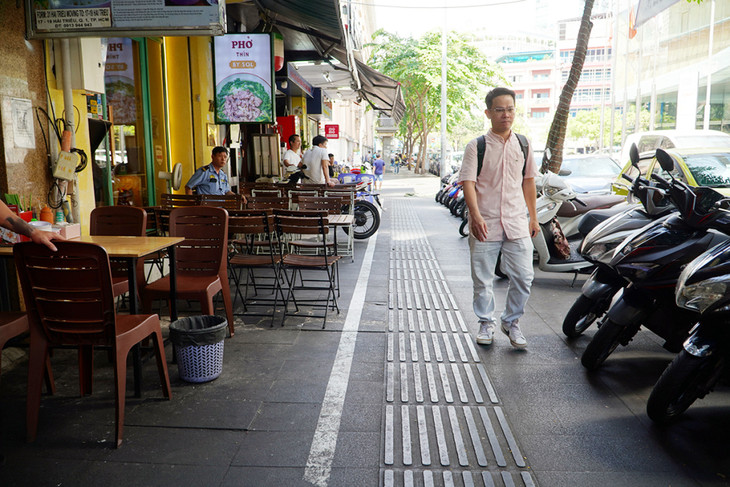 Người đi bộ trên vỉa hè đường Hải Triều, quận 1, một trong các tuyến cho sử dụng một phần vỉa hè để kinh doanh Người đi bộ trên vỉa hè đường Hải Triều, quận 1, một trong các tuyến cho sử dụng một phần vỉa hè để kinh doanh
