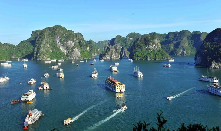 Du thuyền trên vịnh Hạ Long