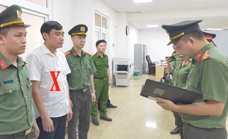 Thi hành Lệnh bắt bị can Cao Xuân Hiệp, cán bộ Chi nhánh Văn phòng Đăng ký đất đai TP. Sầm Sơn