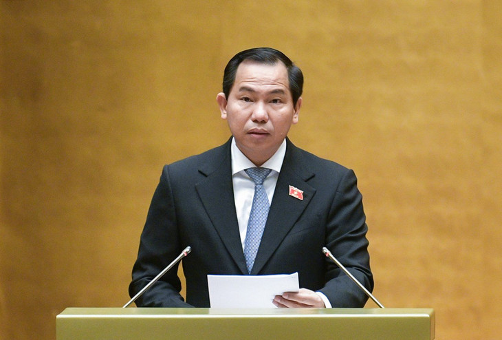 Chủ nhiệm Ủy ban Tài chính, Ngân sách của Quốc hội Lê Quang Mạnh trình bày Báo cáo tại phiên họp