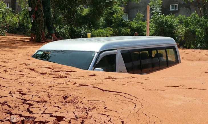 Ô tô bị cát vùi lấp